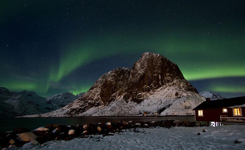 The night view outside of Eliasson Rorbuer