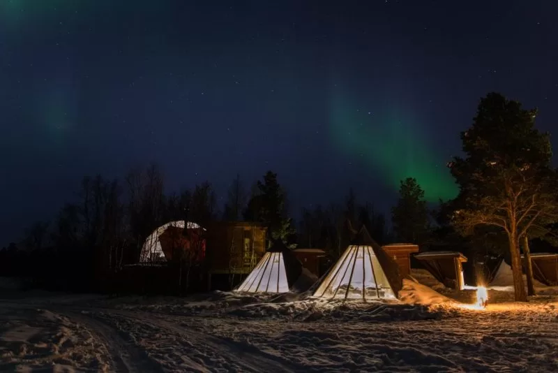 The Holmen Husky Lodges in the night