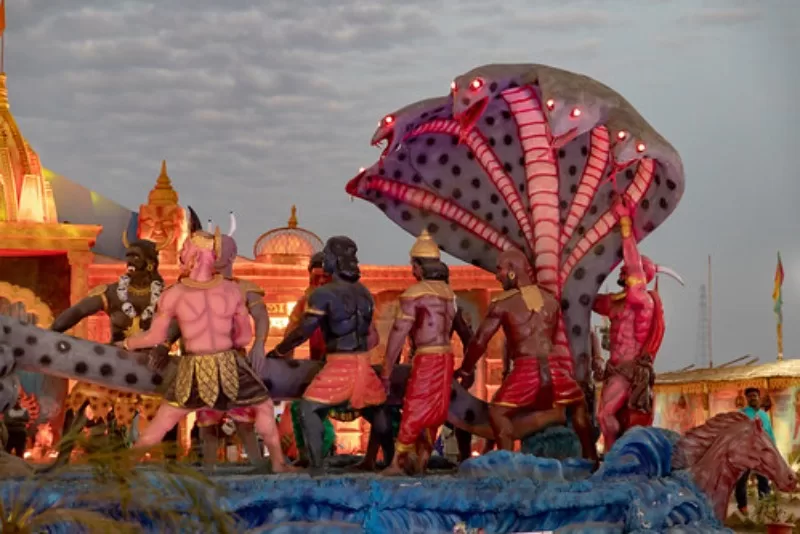 Statues depicting the legend of Kumbh Mela