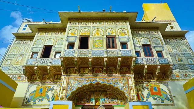 colorful painted haveli in the city of mandawa, rajasthan