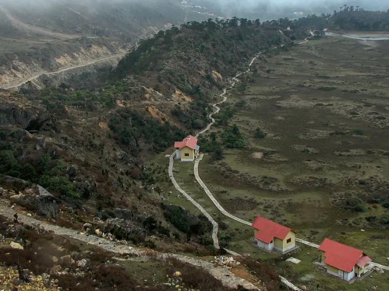 The trail to Tungnath climbing through high meadow to snow peaks.